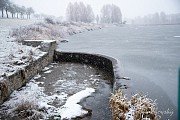 Rybník Pod Tymákovem ve sněhové peřině