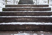 Vytesaná jména na čelech kamenných schodů