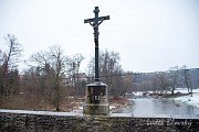 Letopočet vzniku mostu ve Zdemyslicích dokládá litinový kříž