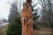 Dřevěná socha u skanzenu