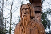 Dřevěná socha u skanzenu