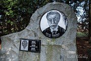 Kamenný památník připomíná jméno Gustava Habrmana