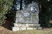 Kamenný památník připomíná jméno Gustava Habrmana