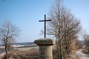 Křížek na křižovatce k obci Bzí