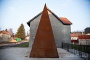 Památník Jana Palacha ve Všetatech symbolizuje hranu zla