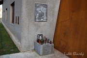 Památník Jana Palacha ve Všetatech symbolizuje hranu zla