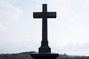 Černý kamenný kříž za Černotínem