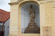 Výklenek štítové stěny Radnice ukrývá sochu sv. J. Nepomuckého