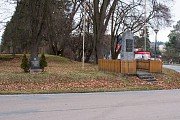 Dva památníky jako vzpomínka na americké a české vojáky
