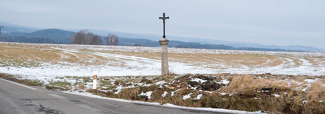 Křížek u autobusové zastávky - Újezd u Kasejovic