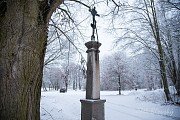 Kříž u turistického rozcestníku v Bezděkově