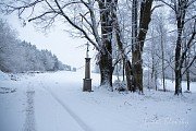 Kříž u turistického rozcestníku v Bezděkově