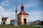 Návsi obce Černotín dominuje opravená kaplička 15.4.2021