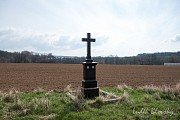 Černý kamenný kříž za Černotínem