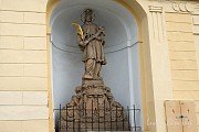 Výklenek štítové stěny Radnice ukrývá sochu sv. J. Nepomuckého