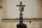 Křížek před kostelem