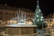 Horažďovické náměstí - kašna s pozadím vánočního stromku
