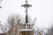 Křížek z druhé strany parčíku