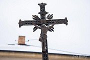 Křížek u chodníku