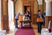 Prohlídka hradu, zámku a galerie Klenová, skupinové fotografování