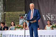 Zahájení, předávání diplomů